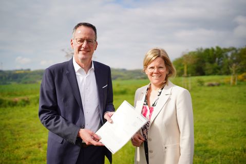 Innenminister Michael Ebling überreichte den Bescheid für den Landkreis Vulkaneifel an Landrätin Julia Gieseking.